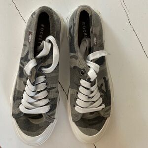 🆕Rocket Dog Gray Camo Sneakers size 6.5